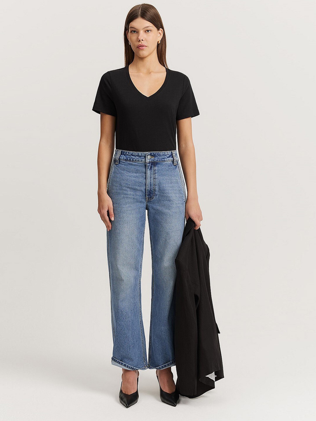 

COLOR CAPITAL V-Neck Short Sleeves Top, Black