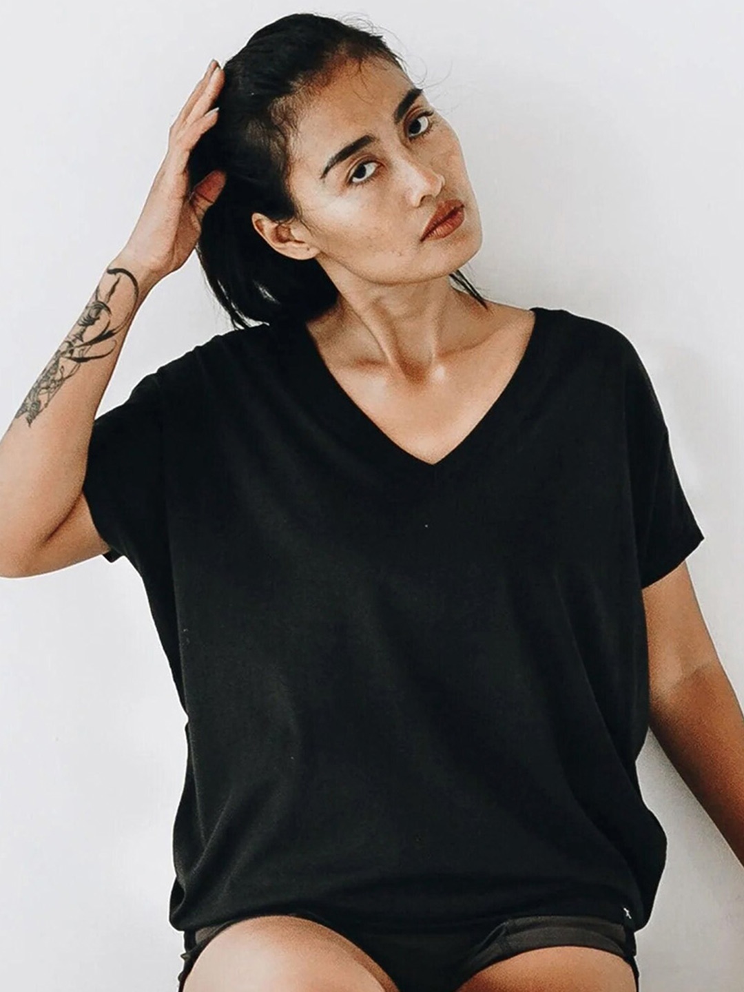 COLOR CAPITAL V-Neck Short Sleeves Top, Black