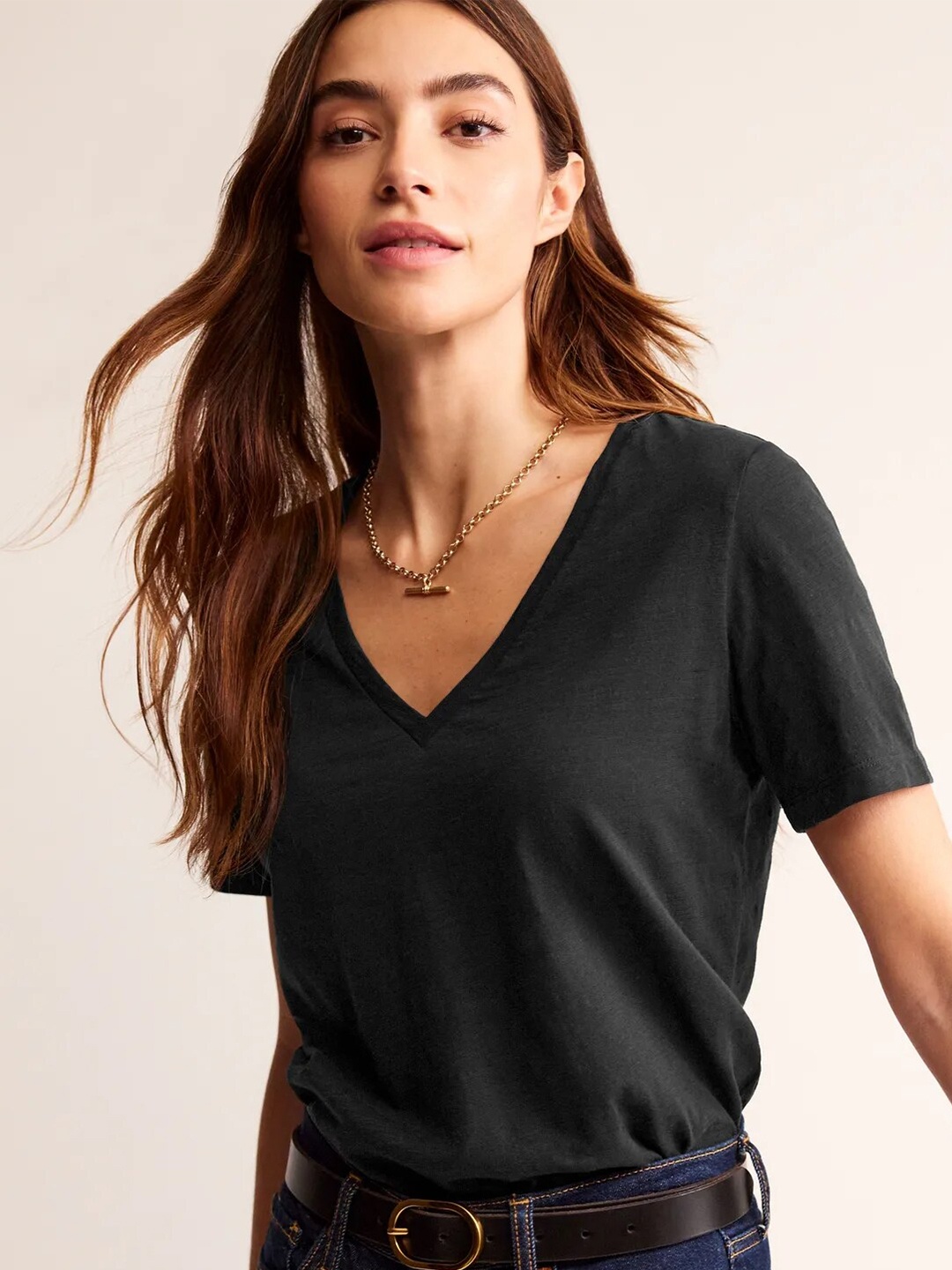 

COLOR CAPITAL V-Neck Regular Fit Tshirts, Black