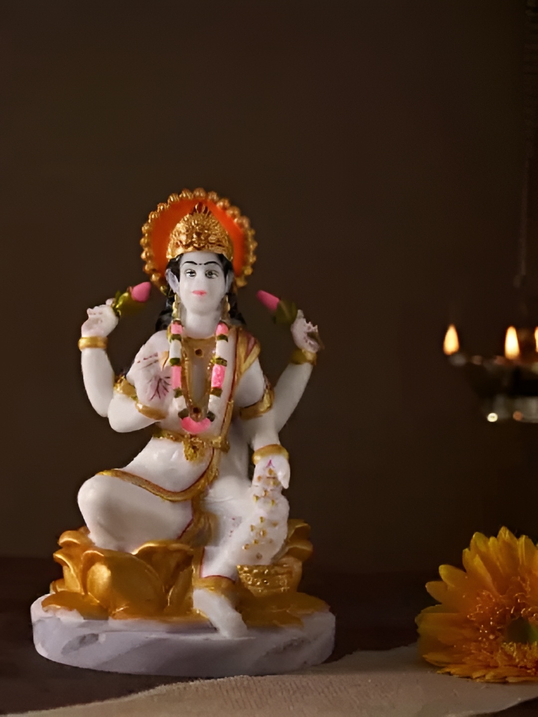 

krishnagallery1 White & Yellow Religious Idol Showpiece