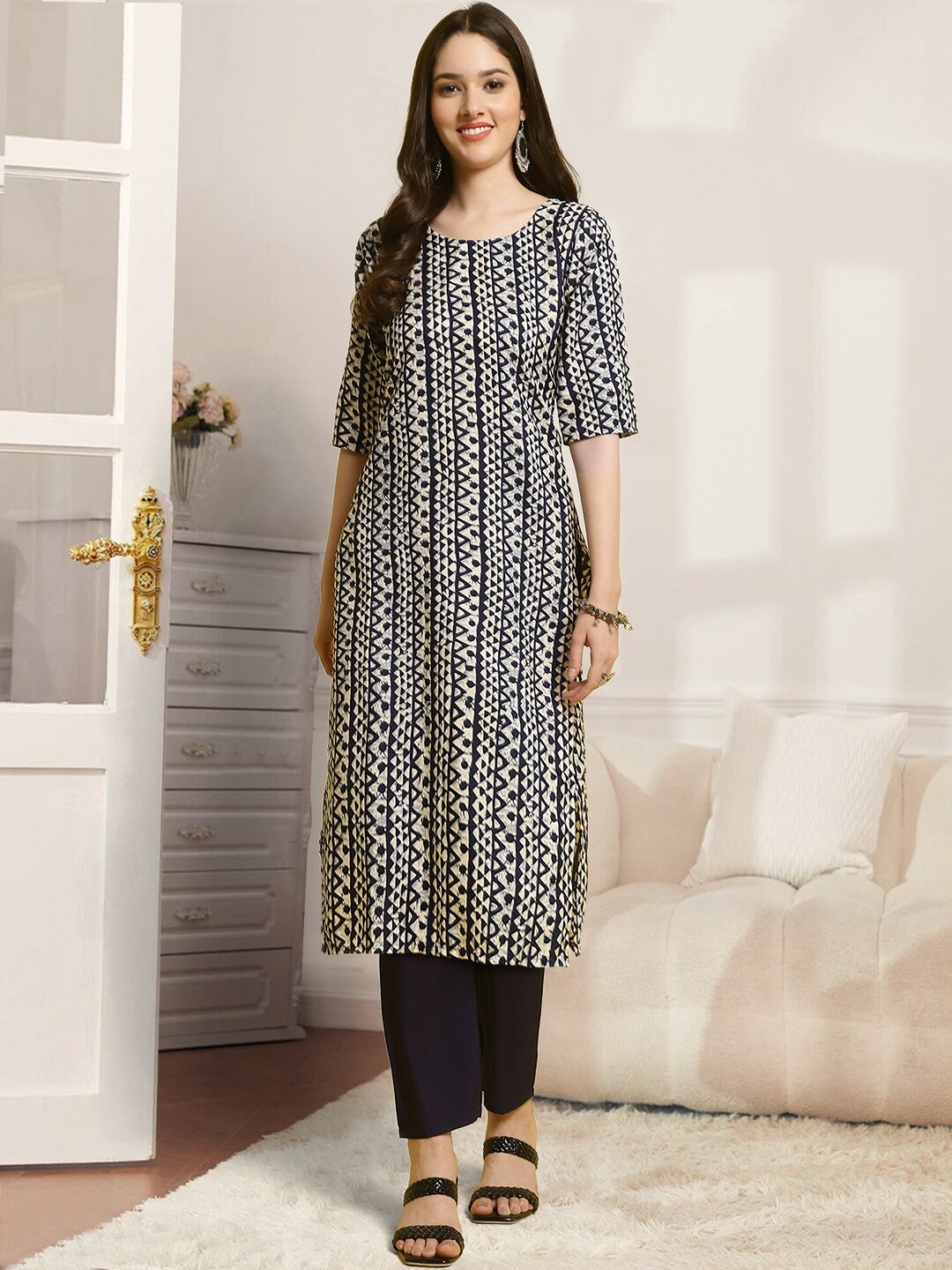 

7Threads Ethnic Motifs Printed Regular Straight Kurta with Trousers, Navy blue