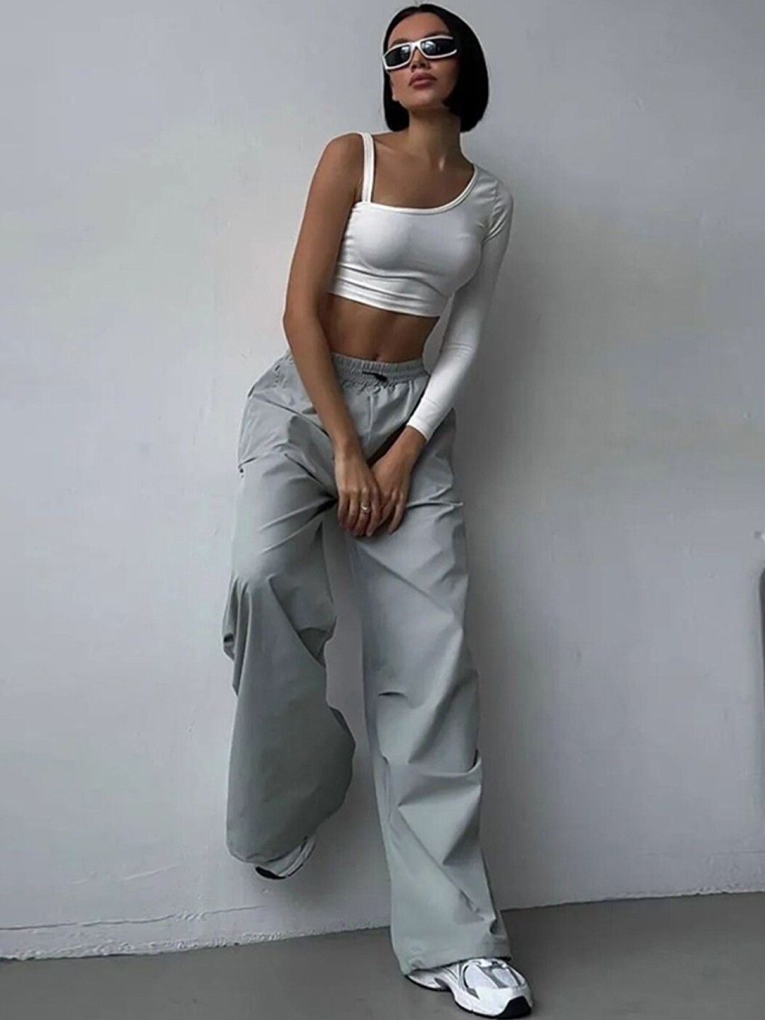 

Stylecast X KPOP Relaxed Women Mid-Rise Plain Loose Fit Trouser, Grey