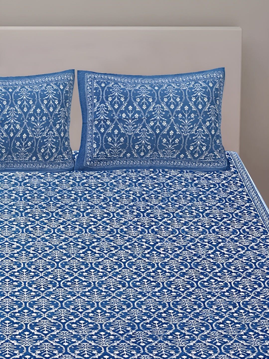 

VANI E Blue & White Ethnic Motifs 250 TC King Bedsheet with 2 Pillow Covers