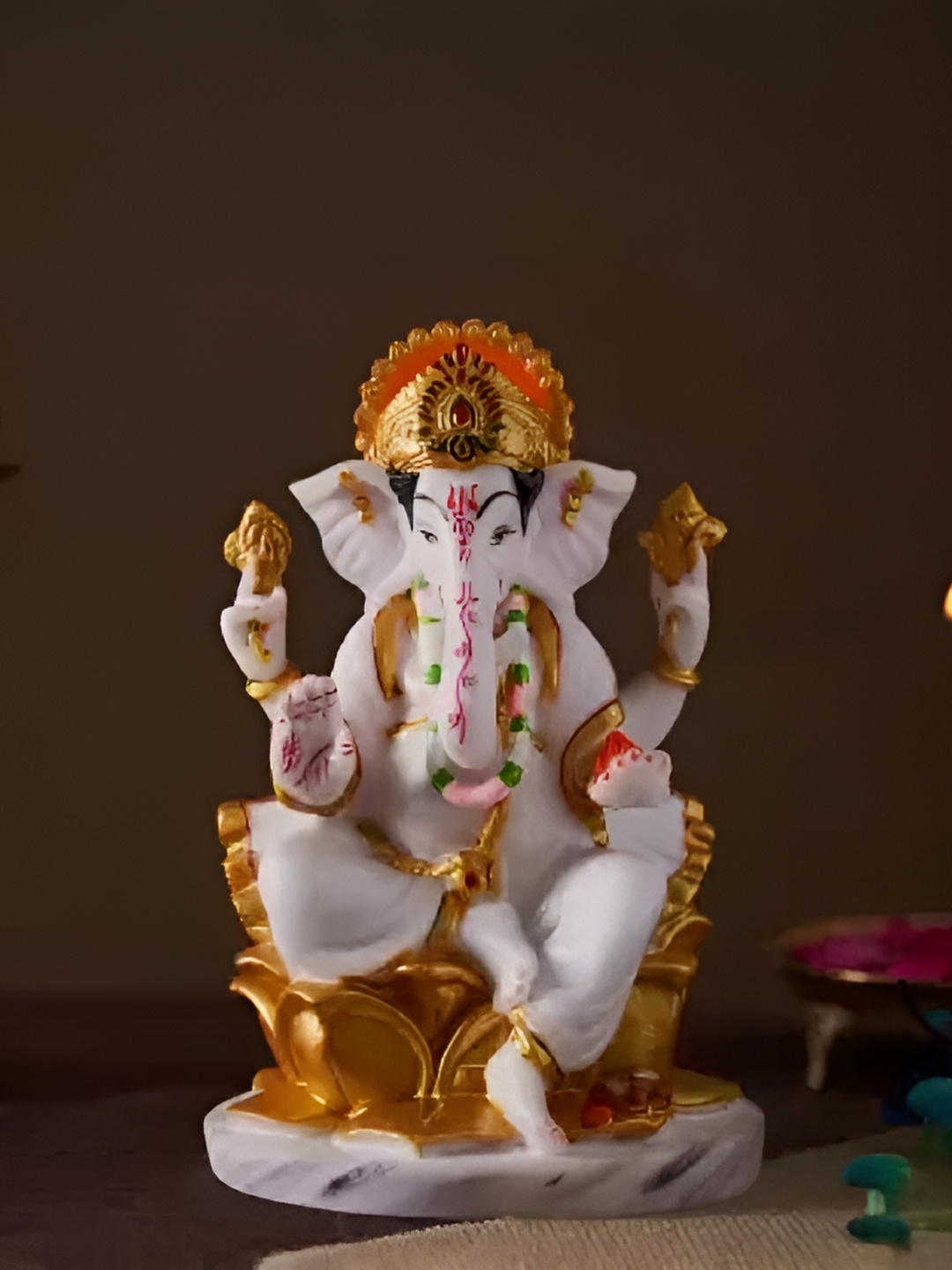 

krishnagallery1 White & Yellow Religious Idol Showpiece