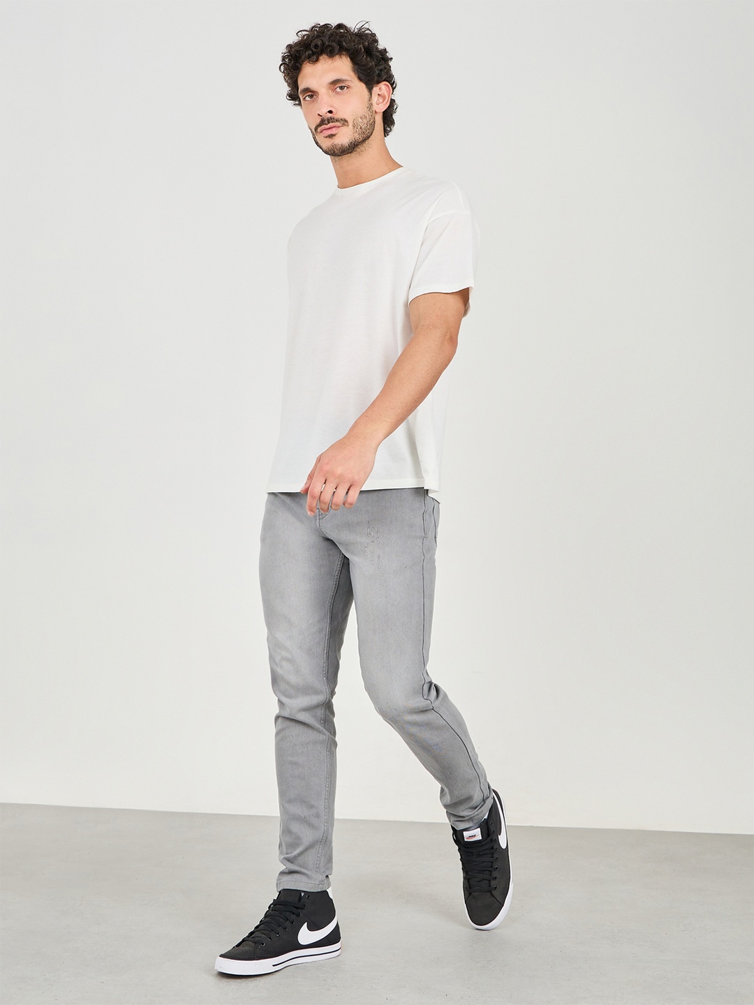 

Styli Men Mid Rise Light Wash Ripped Skinny Jeans, Grey