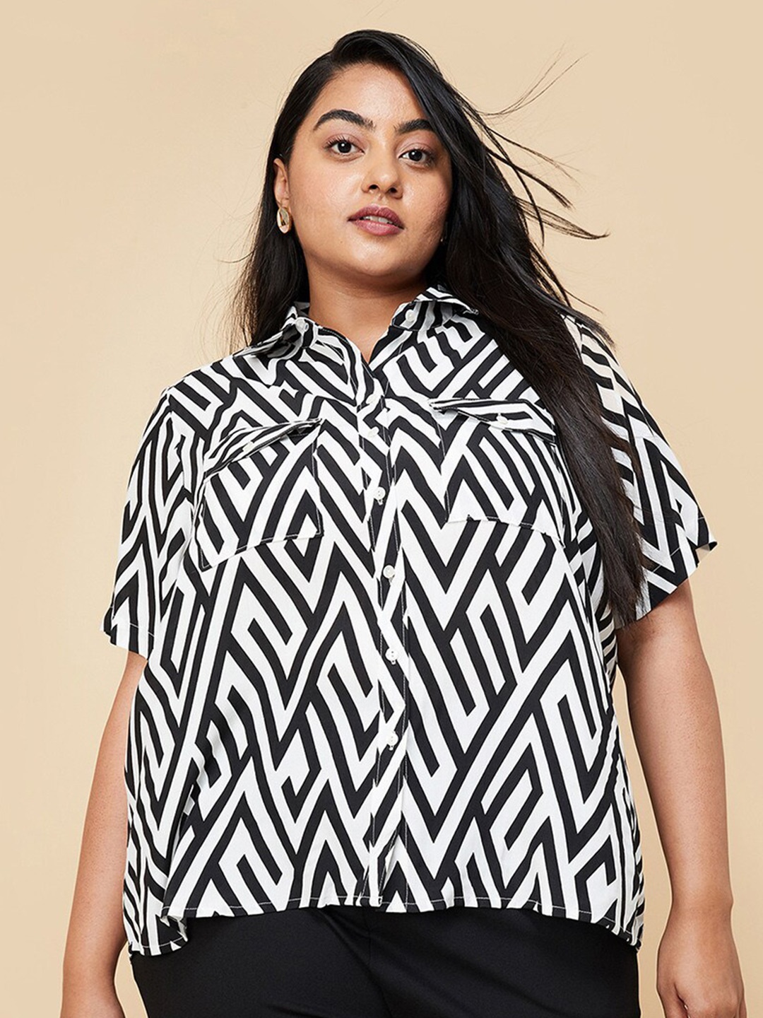 

max Plus Size Geometric Print Spread Collar Short Sleeves, Black