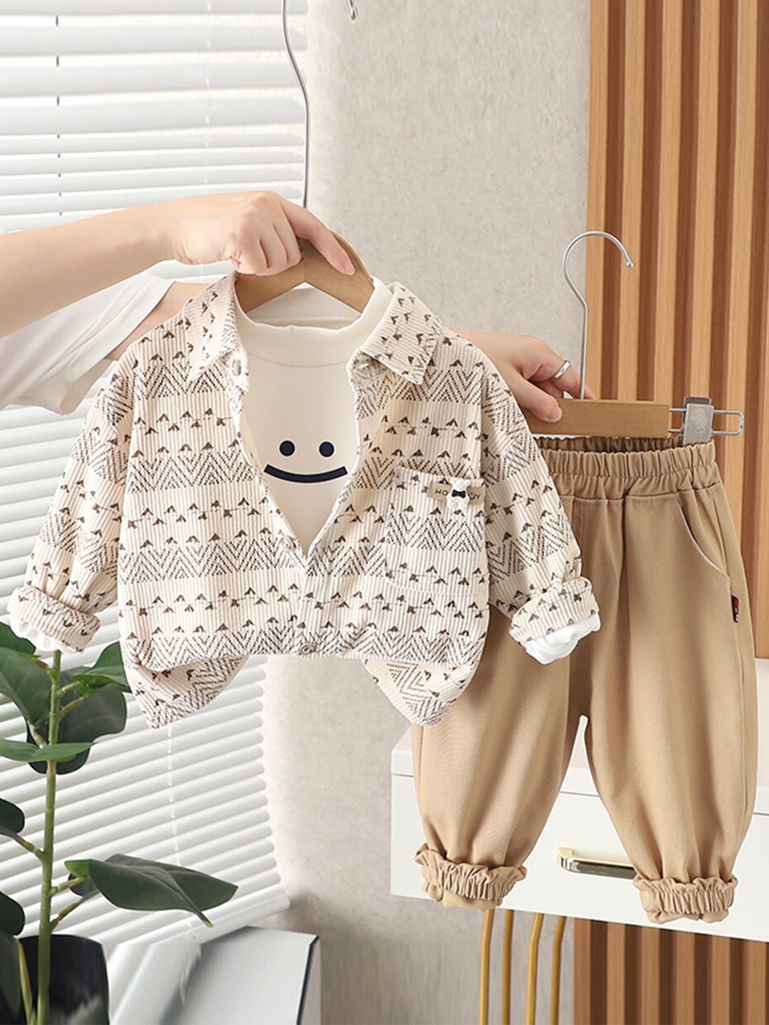 

INCLUD Boys Printed Corduroy Jacket with T-shirt & Trousers, Off white