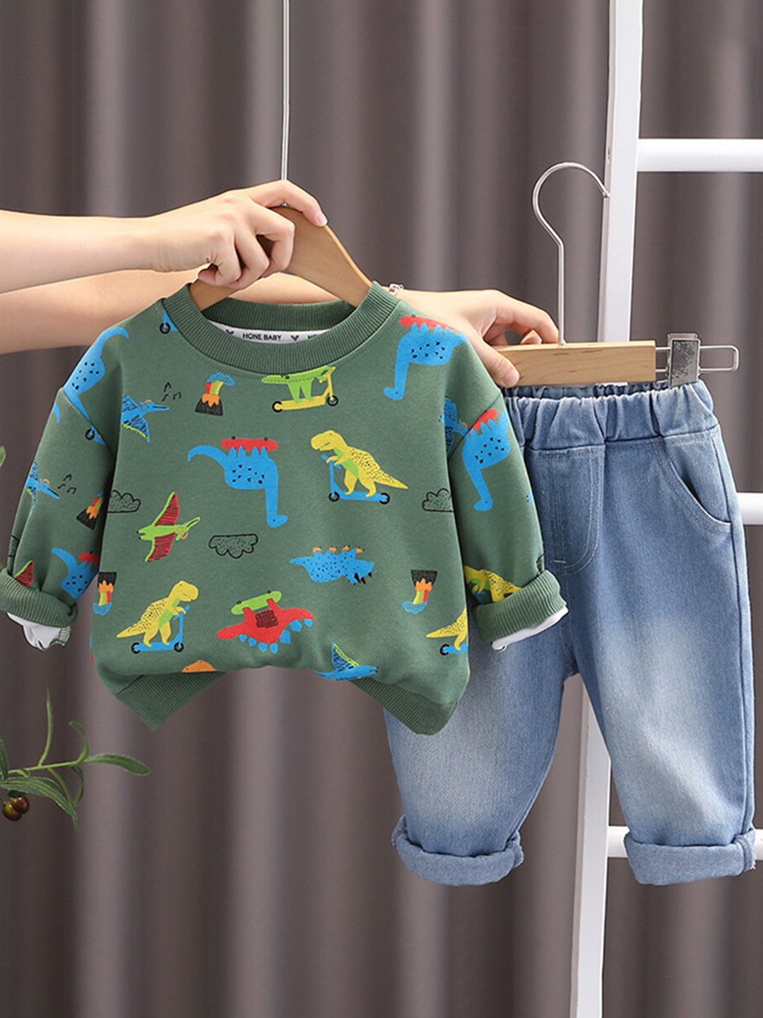 

INCLUD Boys Dinosaur Printed Sweatshirt With Jeans, Green