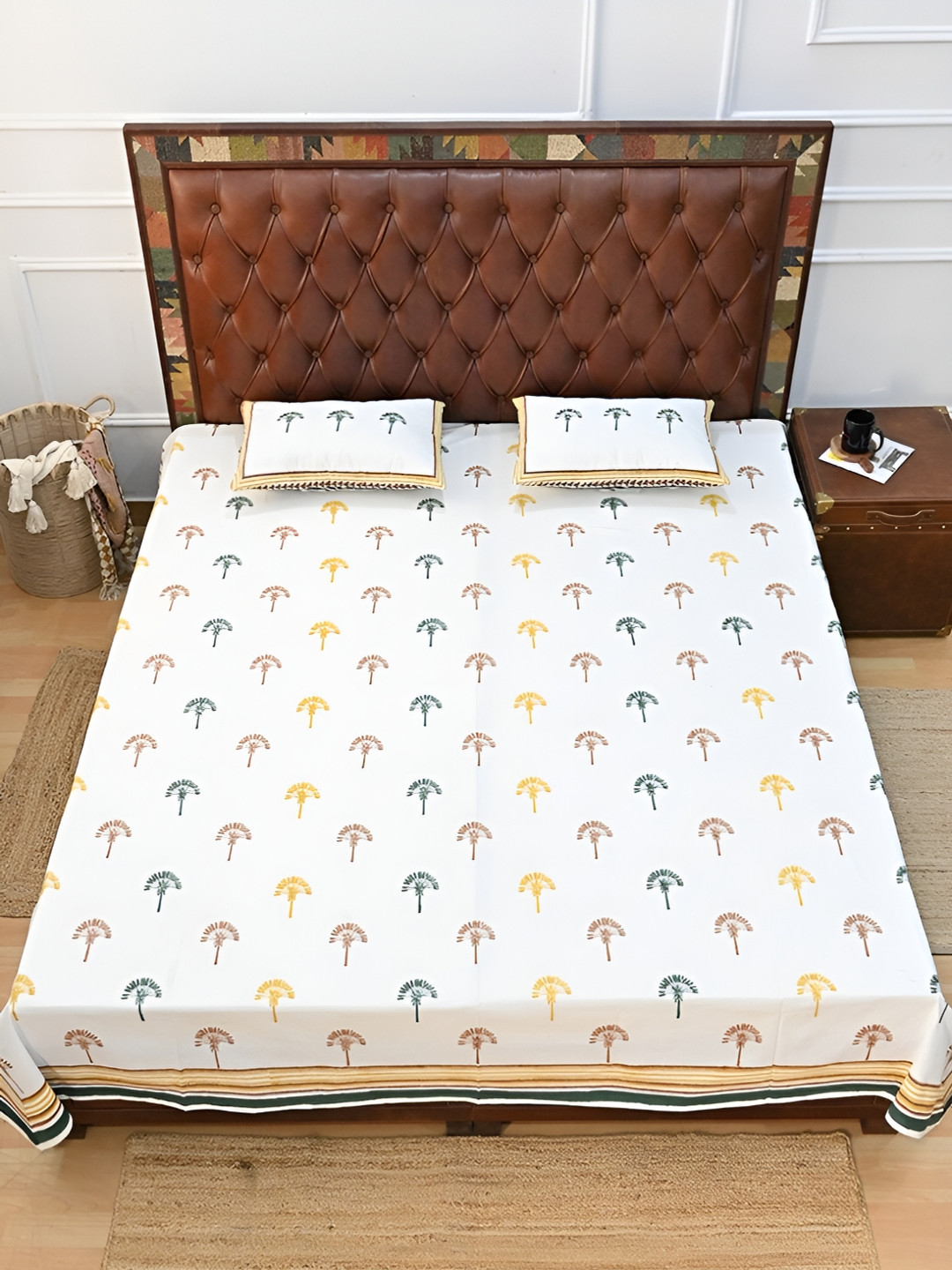 

Art Avenue White & Green Geometric 120 TC King Cotton Bedsheet with 2 Pillow Covers