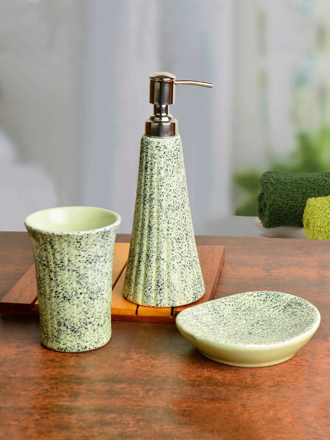 

StyleMyWay Green & Black 3 Pieces Textured Ceramic Bathroom Accessories Set