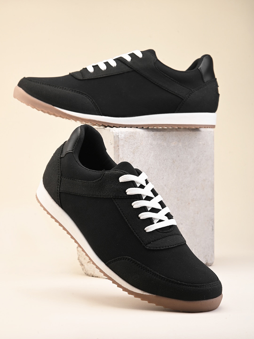 

The Roadster Lifestyle Co. Men Black Textured Comfort Insole Contrast Sole Sneakers