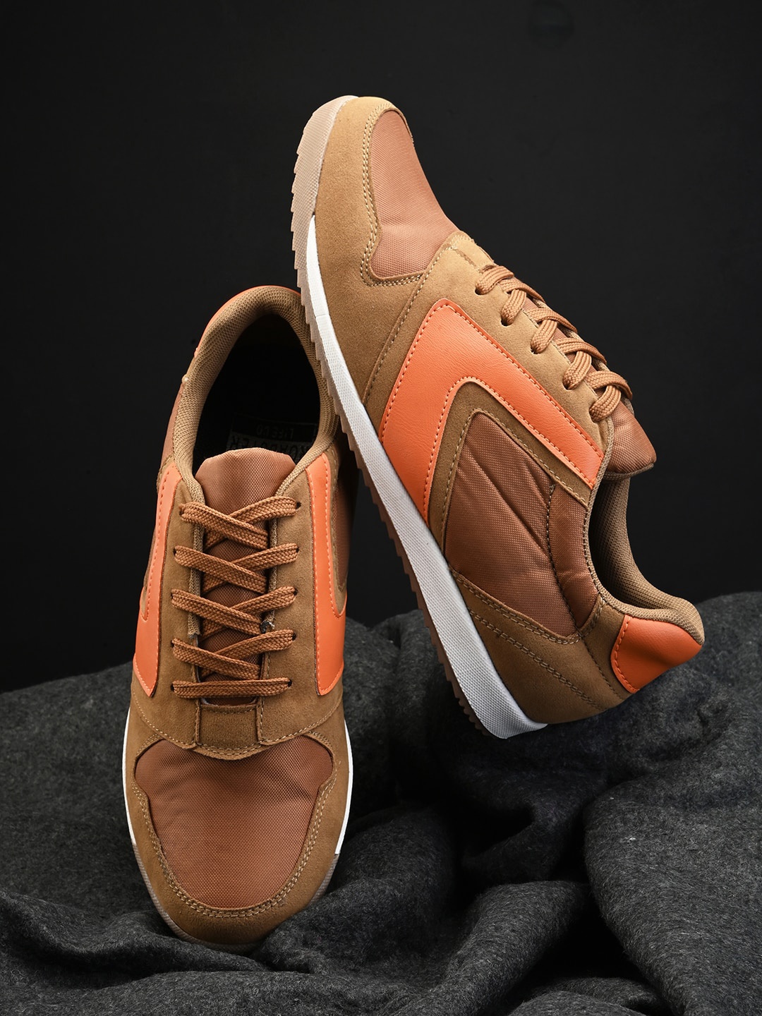 

The Roadster Lifestyle Co. Men Beige Textured Comfort Insole Contrast Sole Sneakers