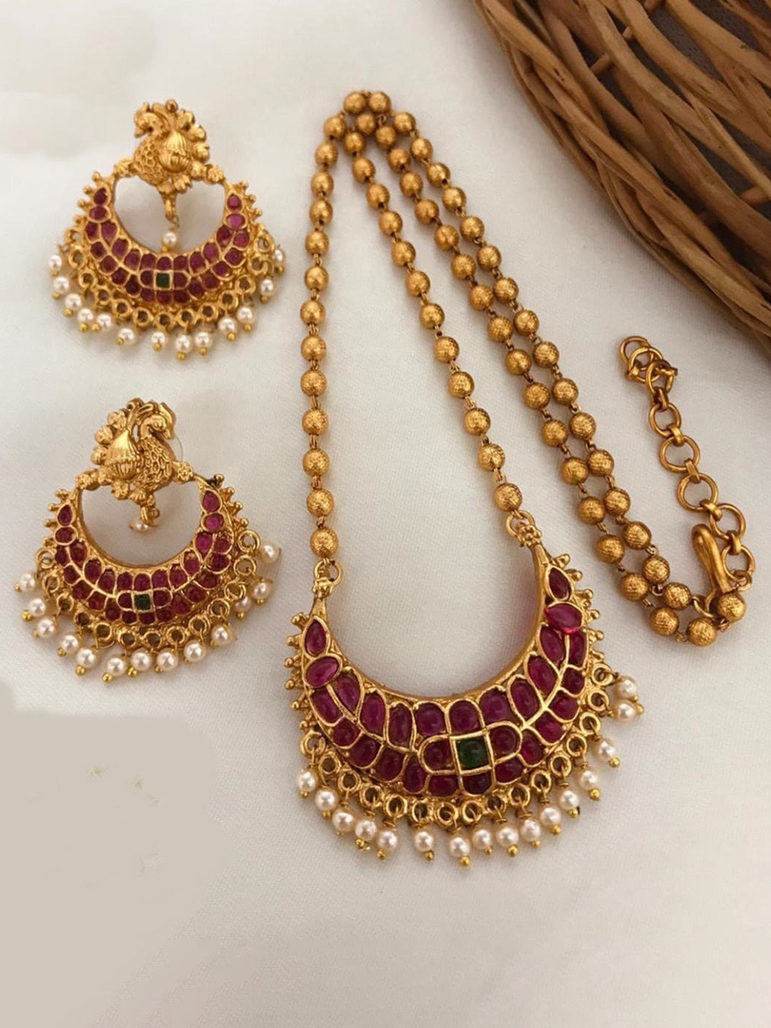 

GRIIHAM Gold Plated Stone Studded & Beaded Jewellery Set