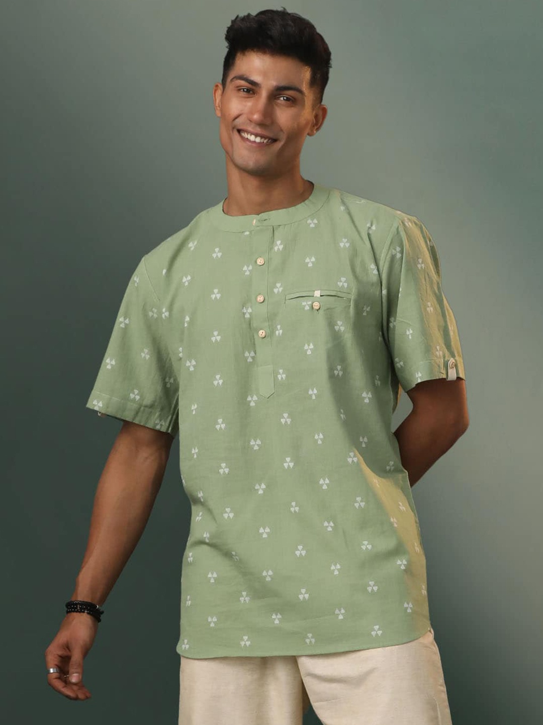 

VASTRAMAY Geometric Woven Design Mandarin Collar Straight Kurta, Green