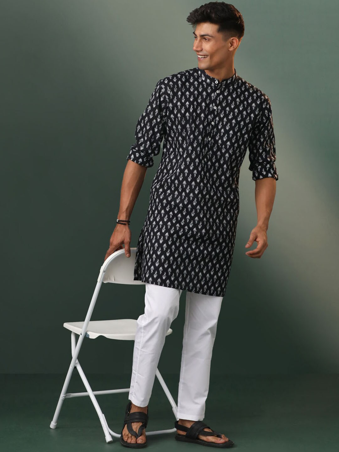 

VASTRAMAY Ethnic Motifs Mandarin Collar Long Sleeves Pure Cotton Kurta Set, Black