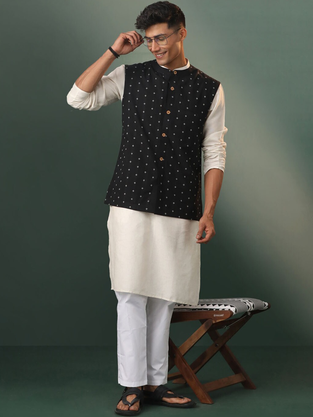 

VASTRAMAY Floral Printed Pure Cotton Straight Kurta With Pyjama, Black