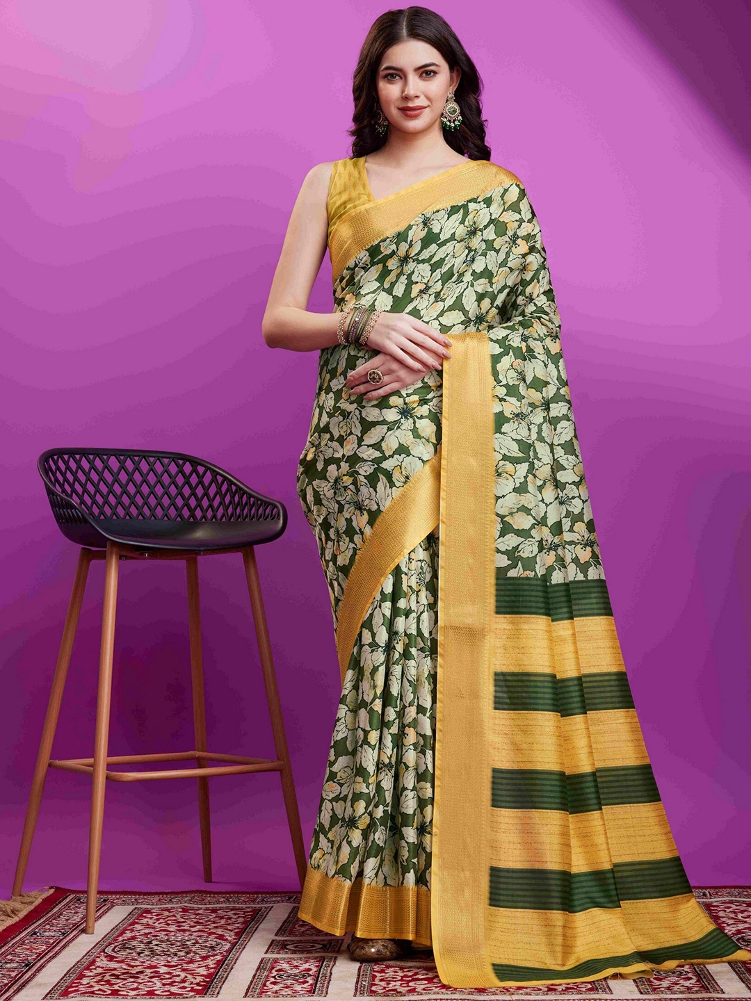 

ZILVIRA Floral Printed Zari Saree, Green