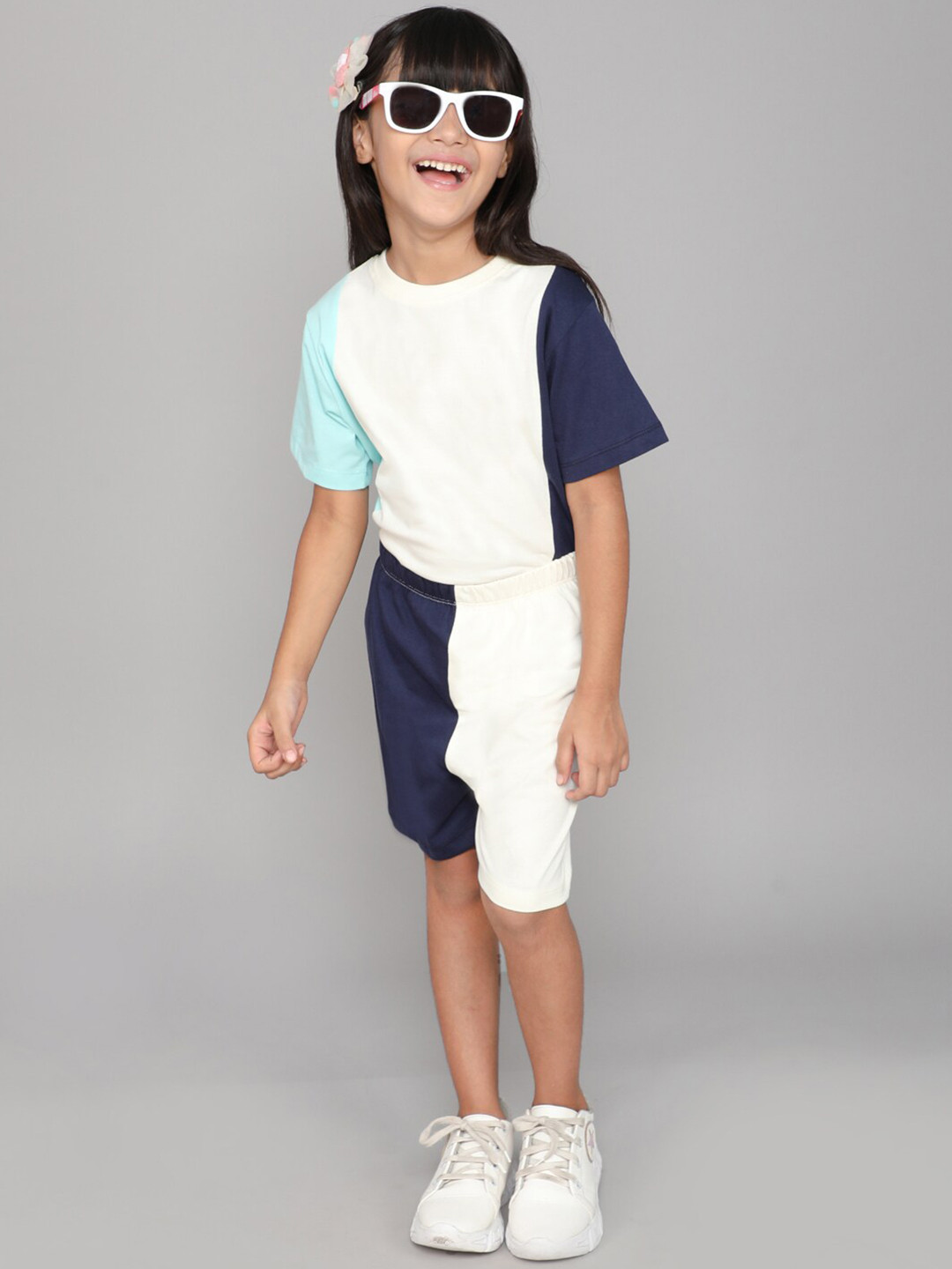 

Little Angels Girls Colourblocked T-shirt with Shorts, Sea green