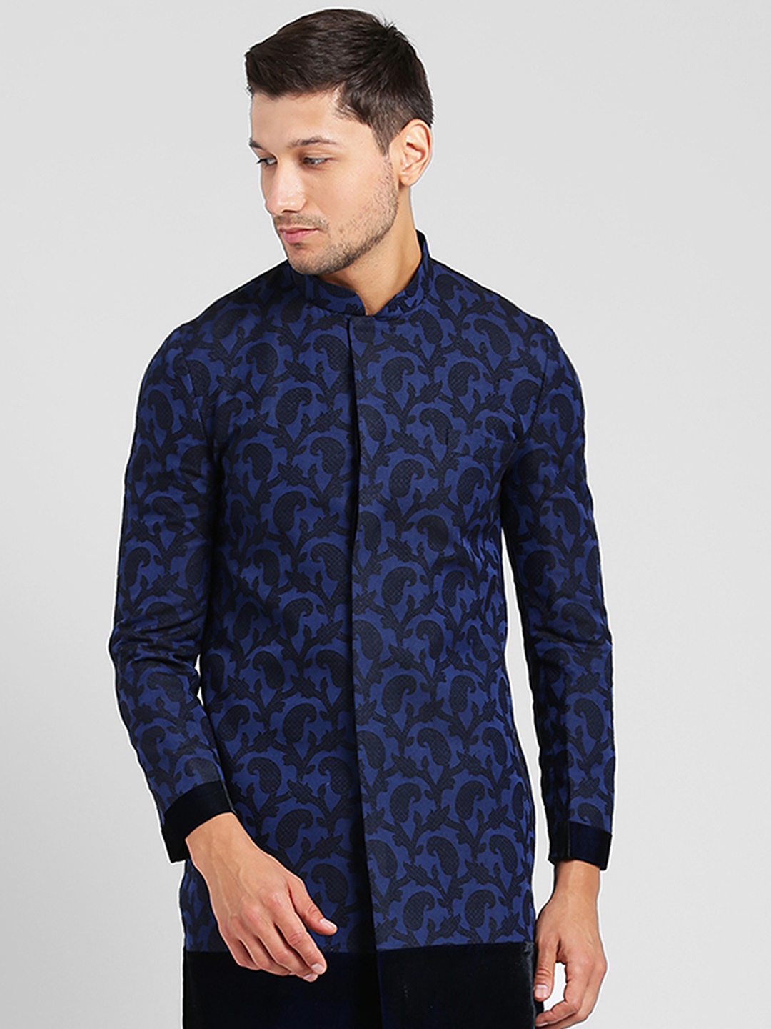 

KISAH Men Paisley Printed Mandarin Collar Indowestern Sherwani, Navy blue