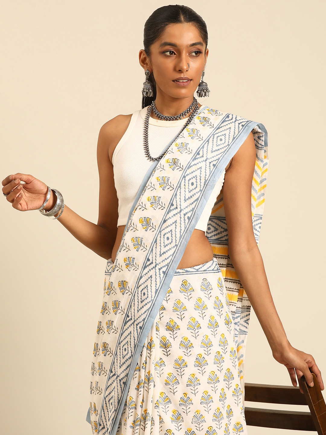 

Taavi Ethnic Motifs Printed Pure Cotton Block Print Saree, White