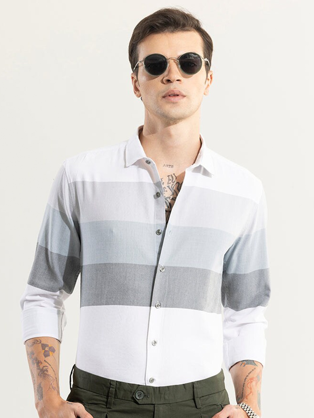 

Snitch White Classic Slim Fit Opaque Colourblocked Cotton Casual Shirt