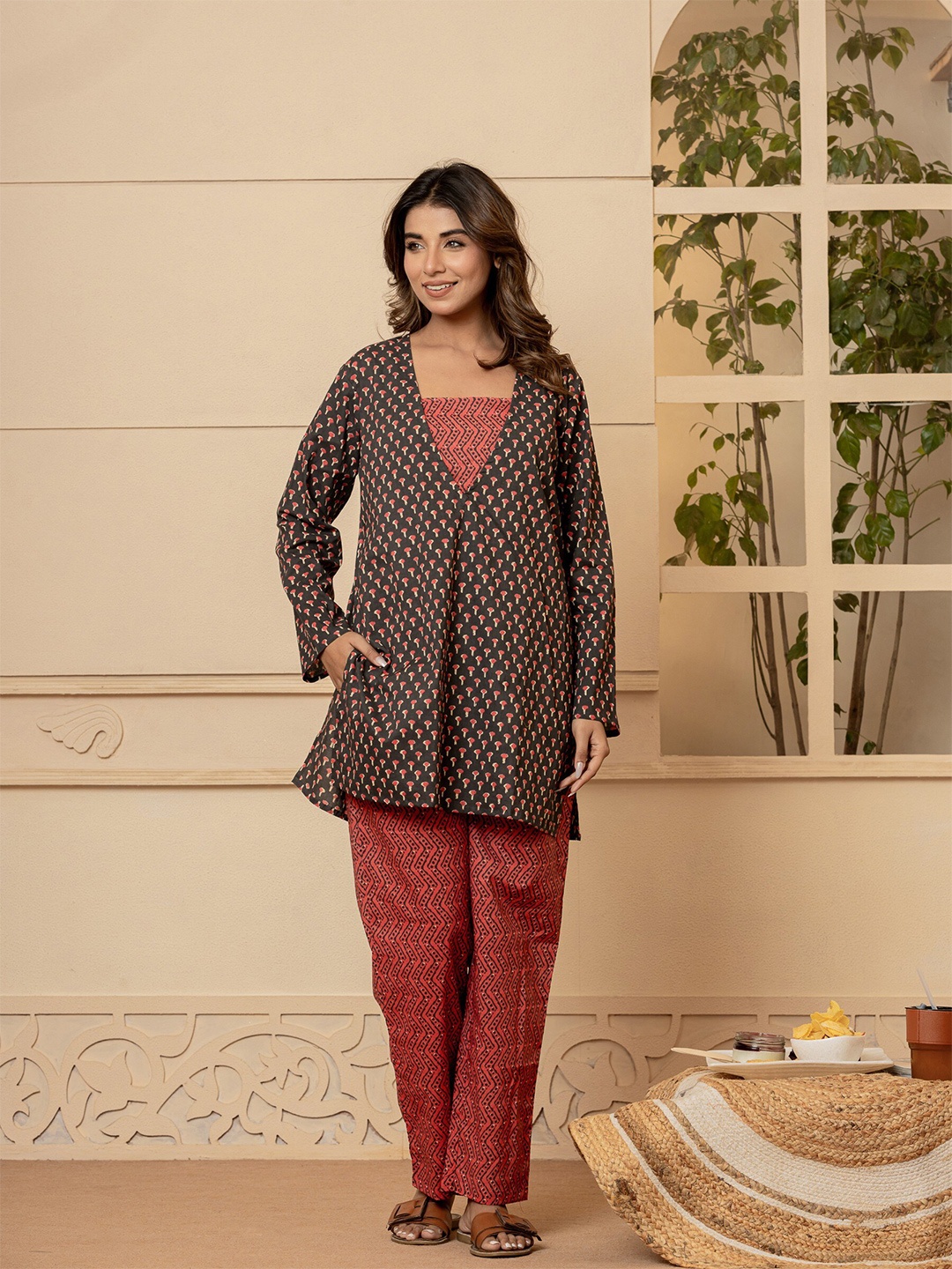 

FEATHERS CLOSET Floral Printed Square Neck Pure Cotton Kurti With Pyjamas, Grey