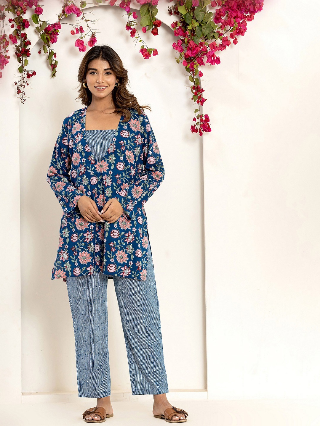 

FEATHERS CLOSET Printed Pure Cotton Kurti With Trouser & Shrug Kurta Set, Blue