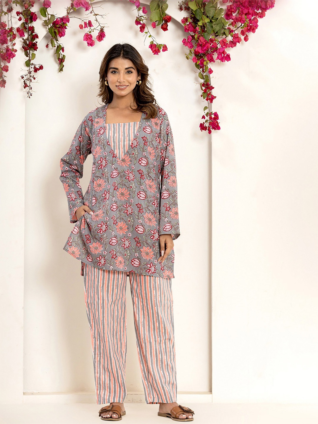 

FEATHERS CLOSET Printed Pure Cotton Kurti With Trouser, Grey