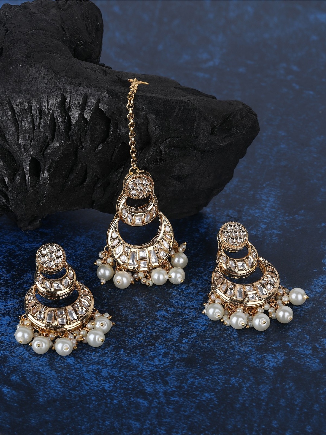 

AURAA TRENDS Gold Plated Kundan Studded Contemporary Maang Tika & Earrings
