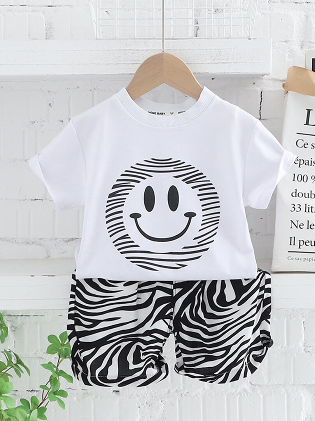 

INCLUD Boys Graphic Printed T-shirt With Shorts, White