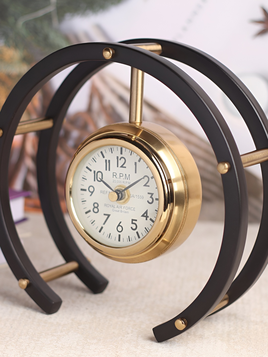 

Decor de Maison Gold-Toned Contemporary Round Shaped Table Clock