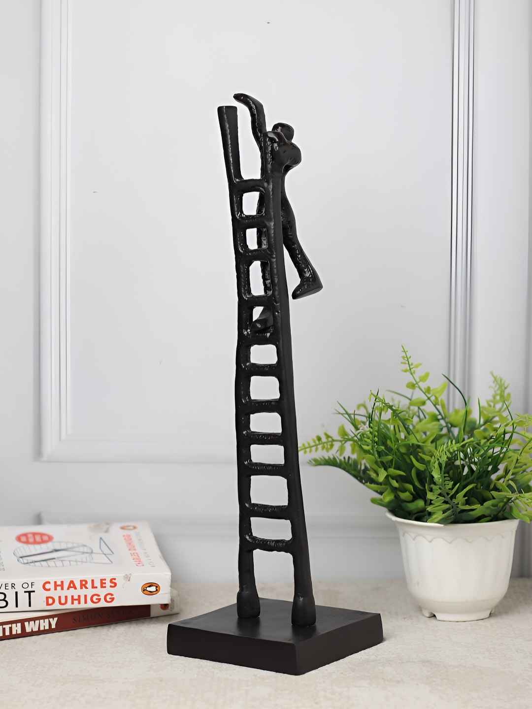 

Decor de Maison Black Large Ascendant Dreamer Figurine Metal Showpiece