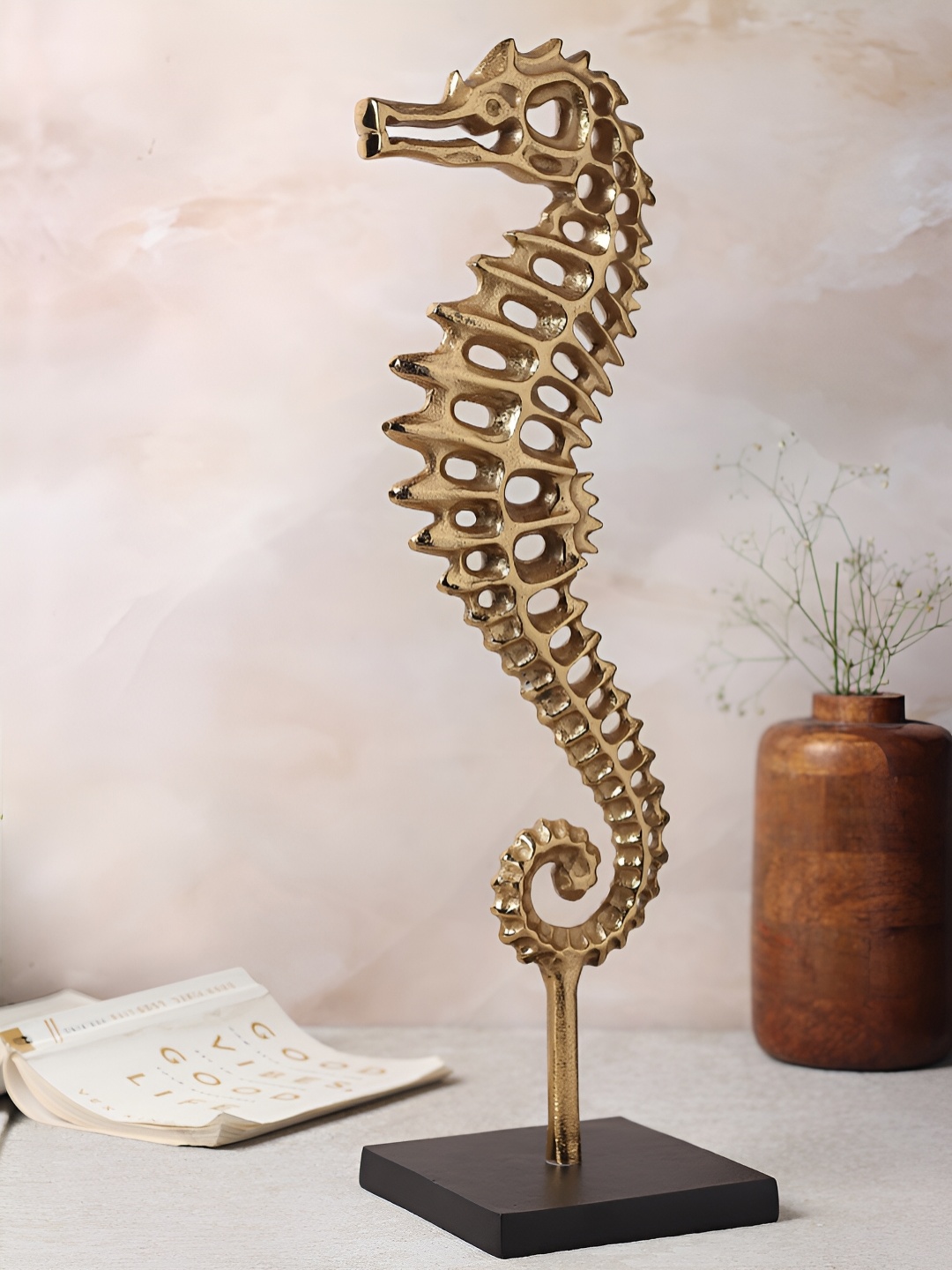 

Decor de Maison Gold-Toned Large Regall Seahorse Figurine Metal Showpiece