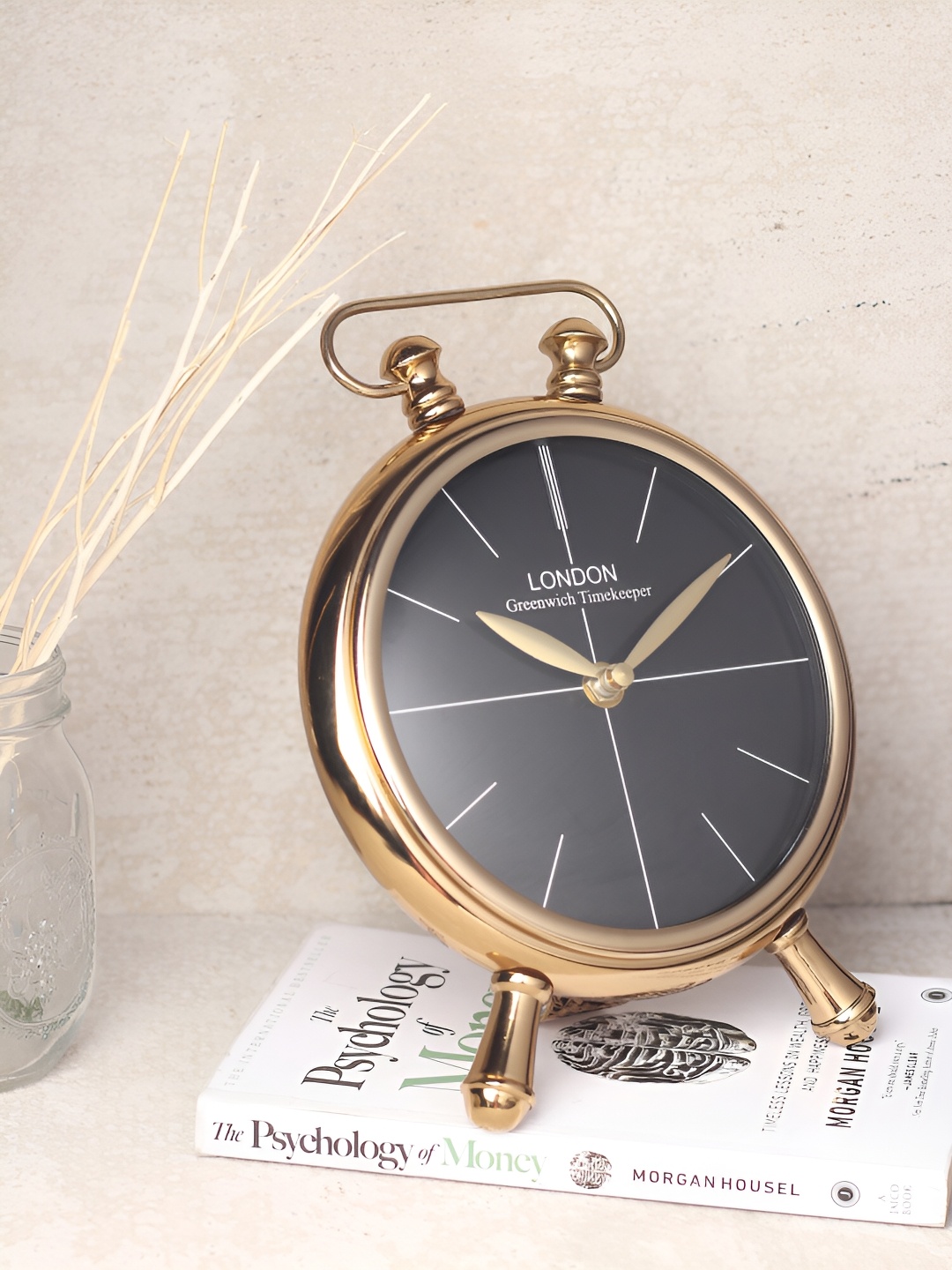 

Decor de Maison Gold-Toned Contemporary Round Shaped Table Clock