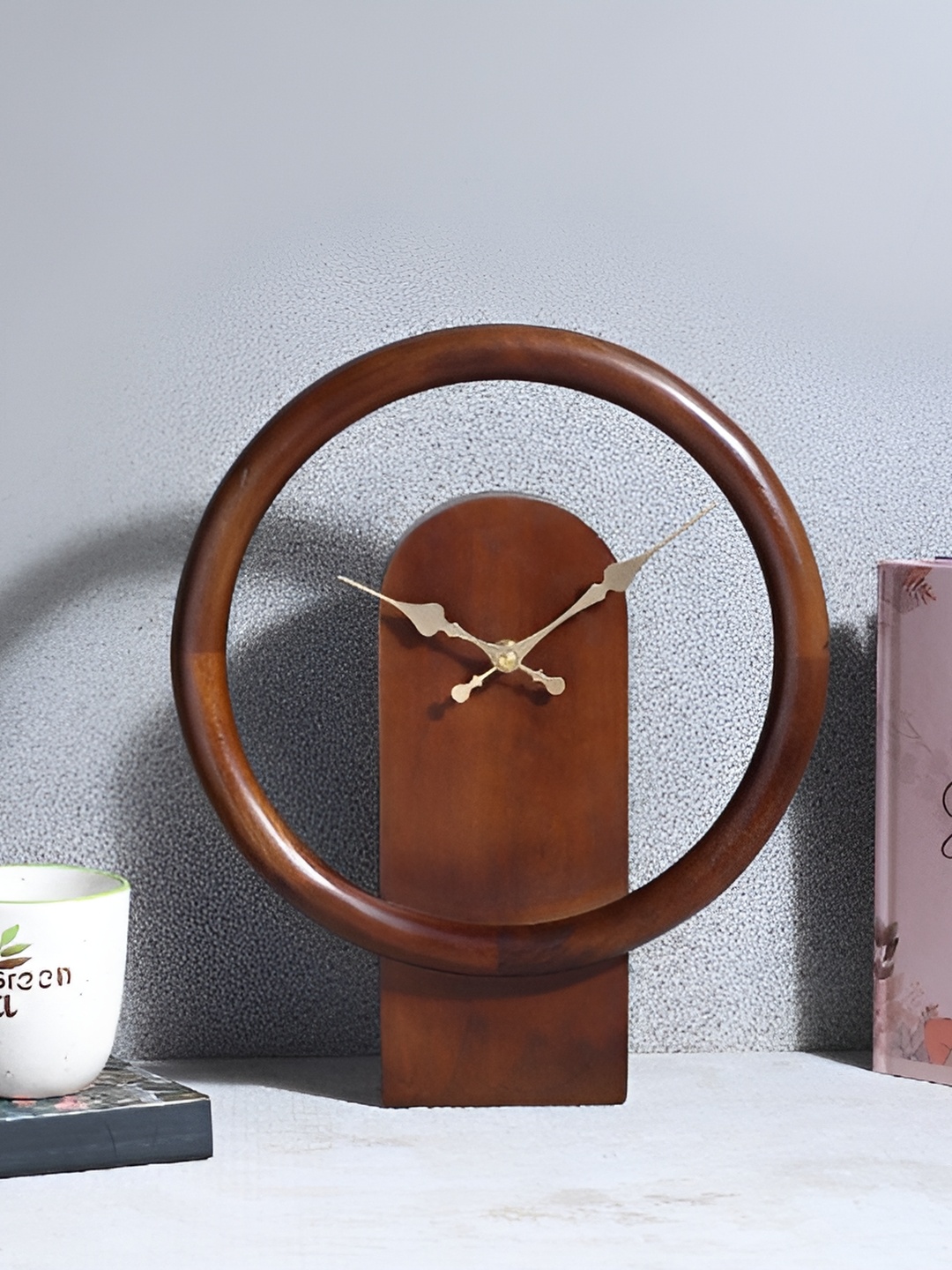 

Decor de Maison Brown Contemporary Round Shaped Table Clock