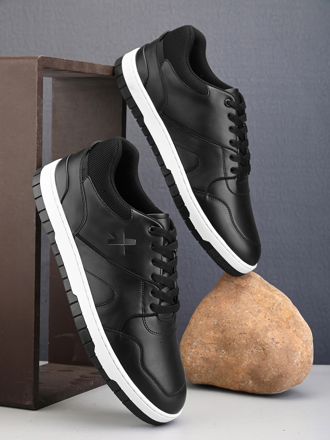 

HRX by Hrithik Roshan Men Black Gamescape Round Toe Lightweight Sneakers