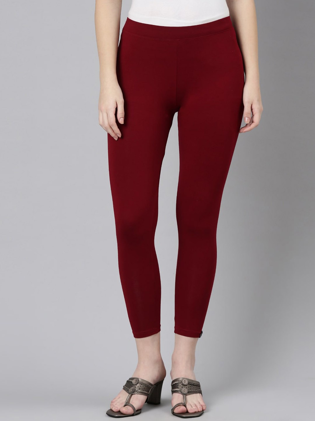 

Twin Birds Women Solid Skinny Fit High Ankle Cropped Leggings, Maroon