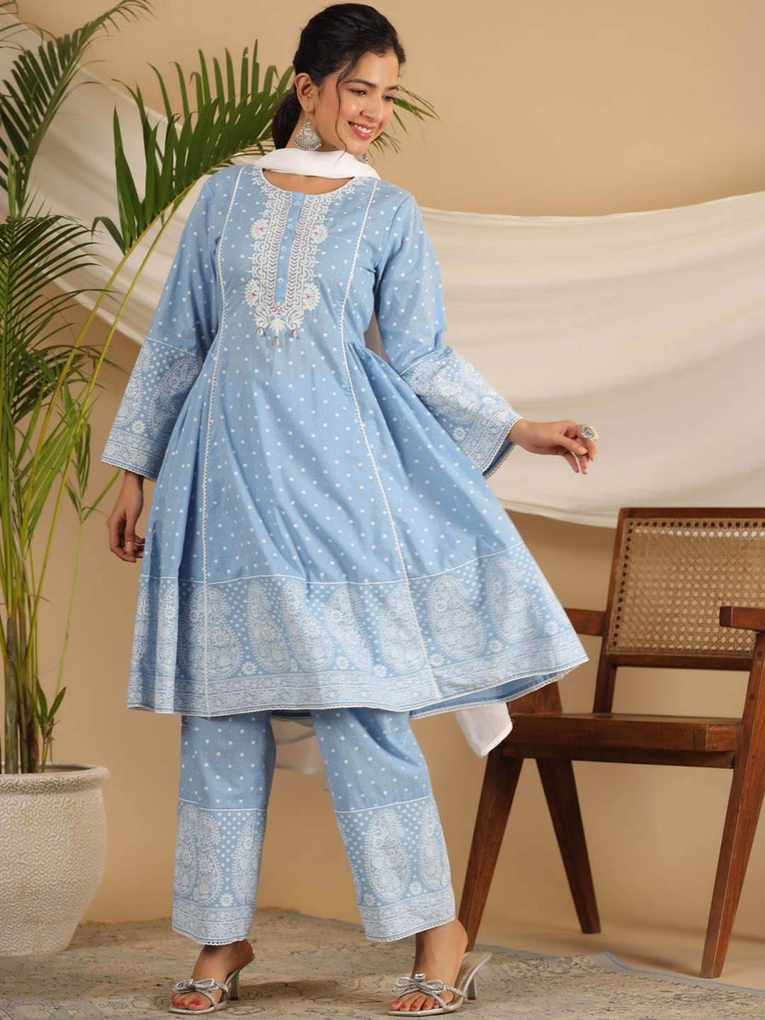 

Juniper Ethnic Motifs Printed Panelled Thread Work Kurta with Palazzo & Dupatta, Blue