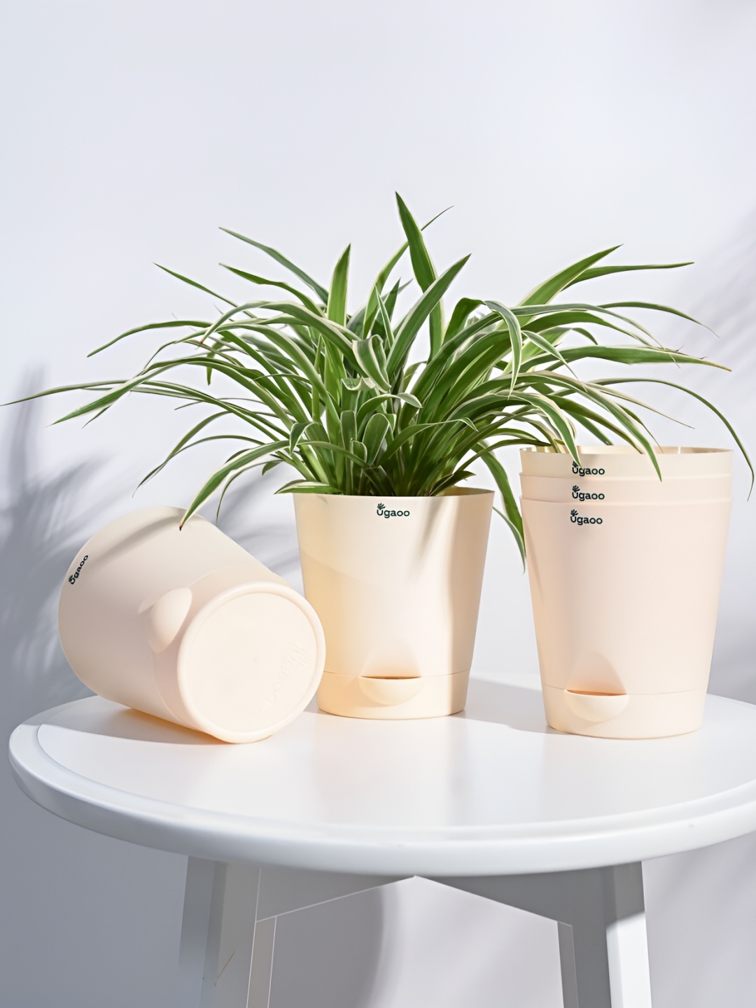 

UGAOO Krish Cream-colored 5-pcs Self-Watering Planters, Beige