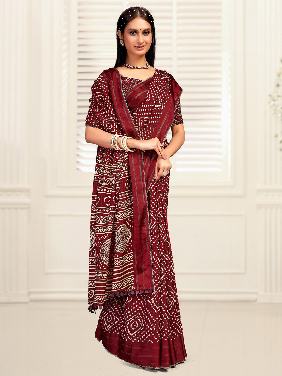 

Mitera Geometric Printed Dabu Saree, Maroon