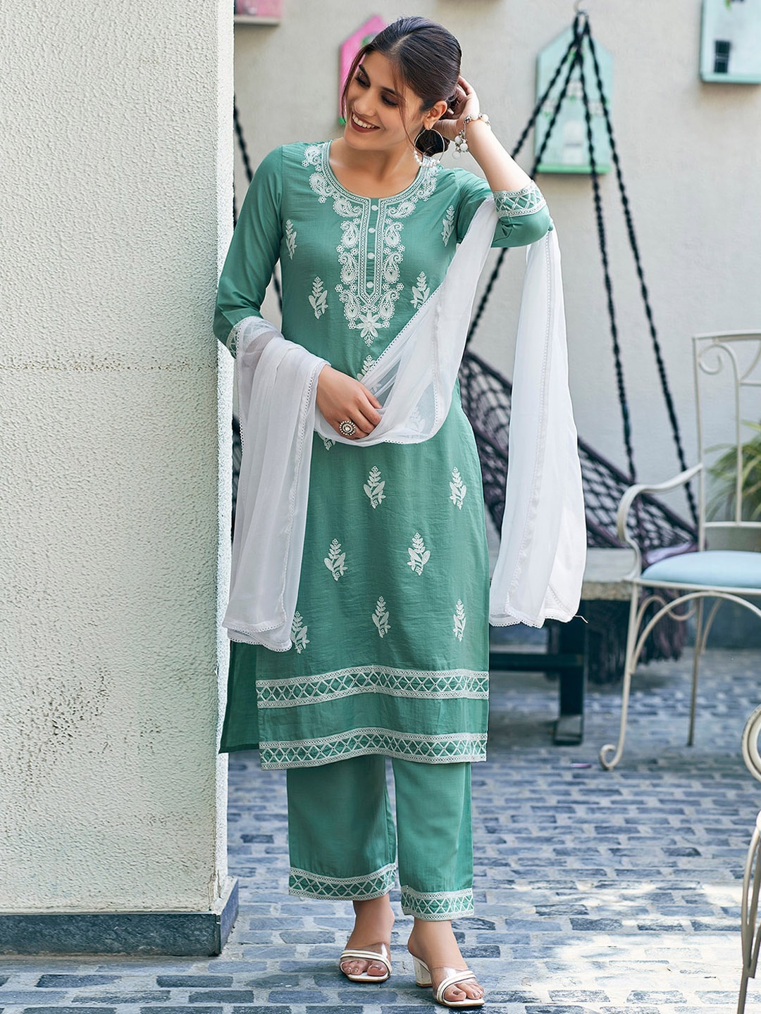 

SKYLEE Green Floral Embroidered Thread Work Straight Kurta With Palazzos & Dupatta