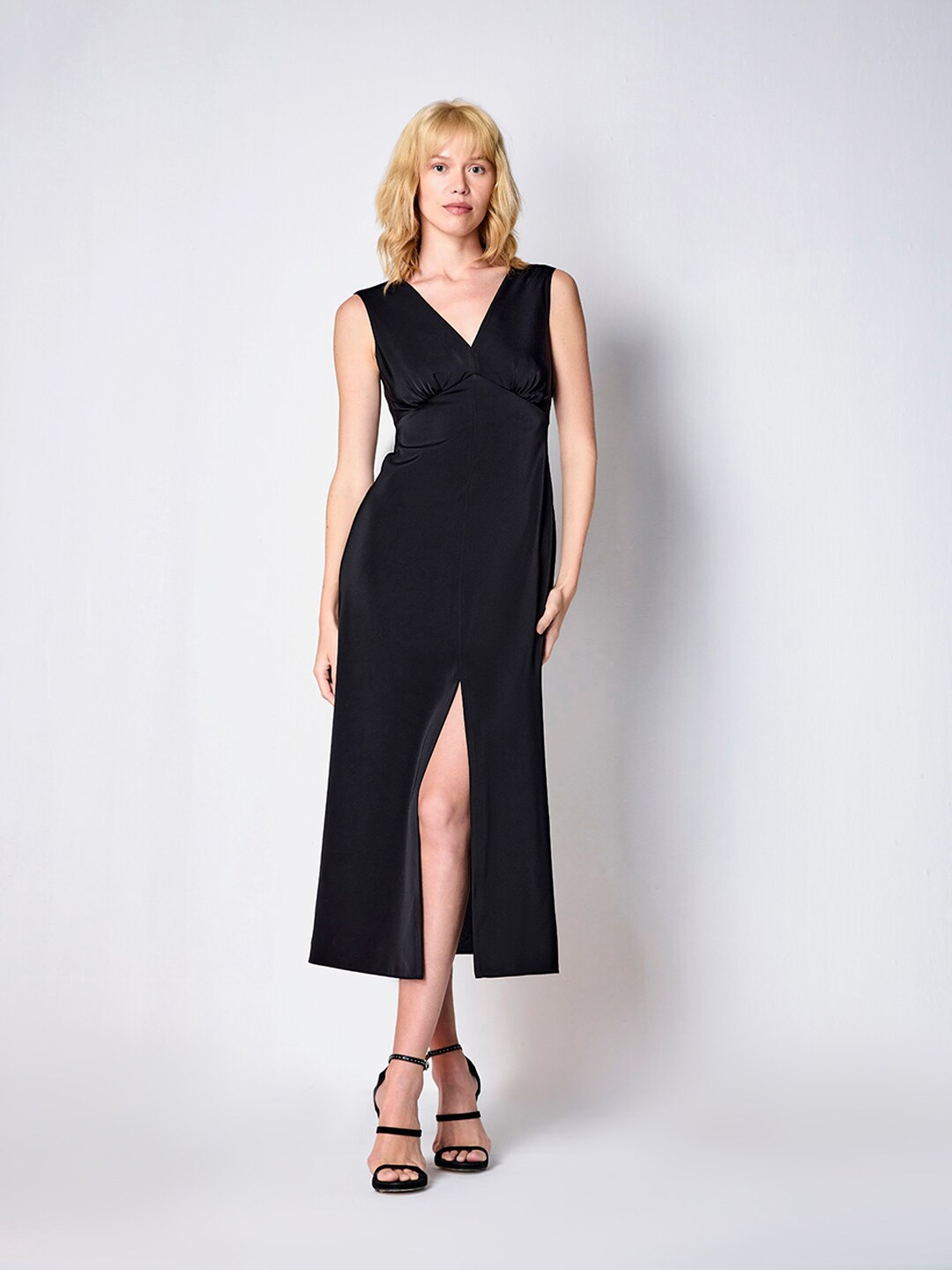 

COVER STORY Black V-Neck Sleeveless A-Line Satin Midi Dress