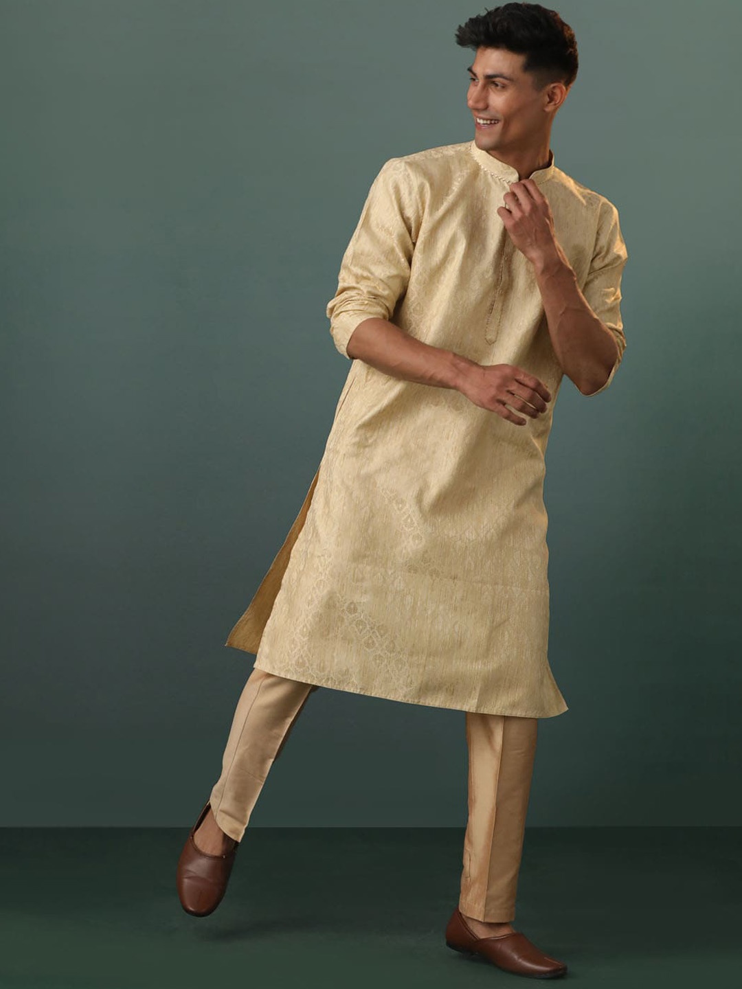 

VASTRAMAY Ethnic Motifs Woven Design Straight Kurta with Pyjama, Gold