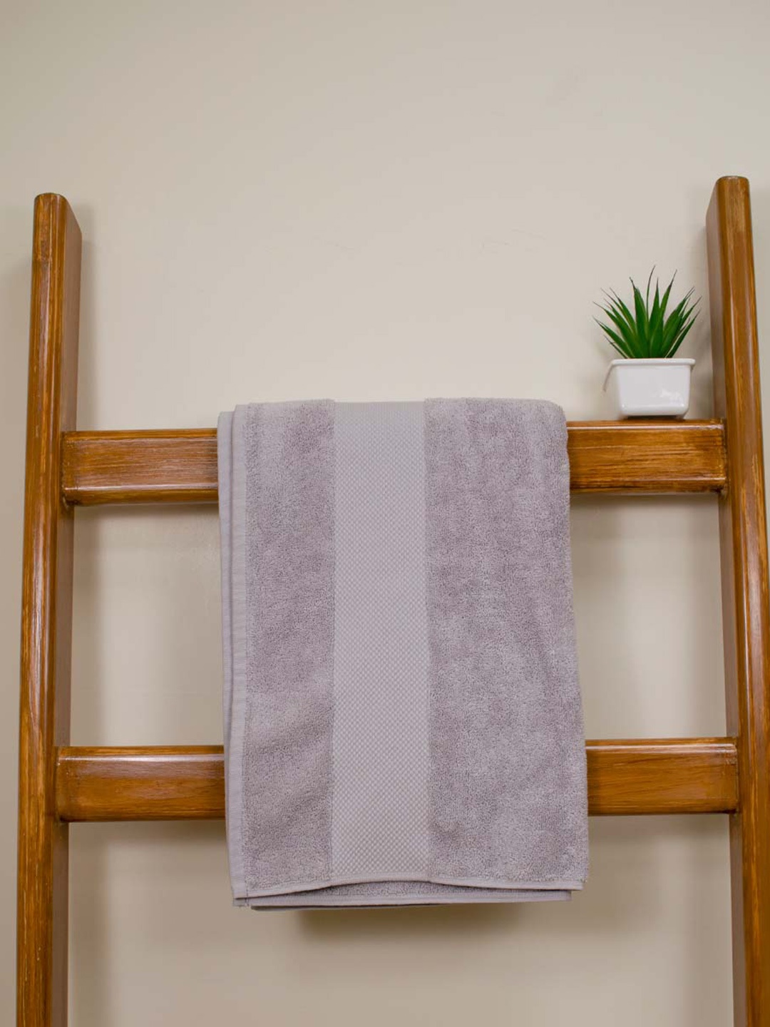 

Aura Grey Organic Cotton 610 GSM Bath Towel