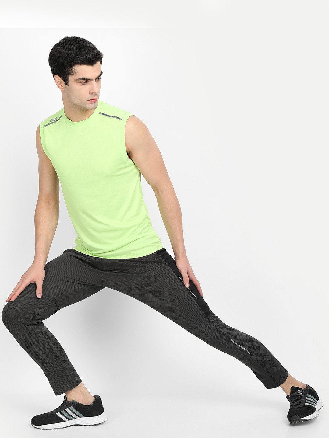 

DIDA Men Self Design Dry-Fit Lightweight Track Pants, Grey