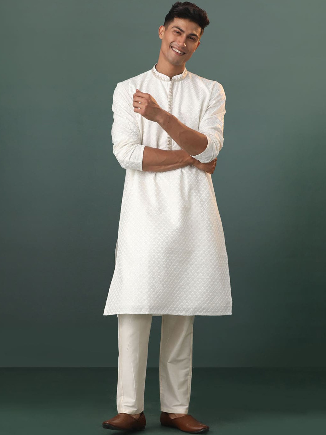 

VASTRAMAY Ethnic Motifs Mandarin Collar Embroidered Sequinned Kurta & Pyjama, White