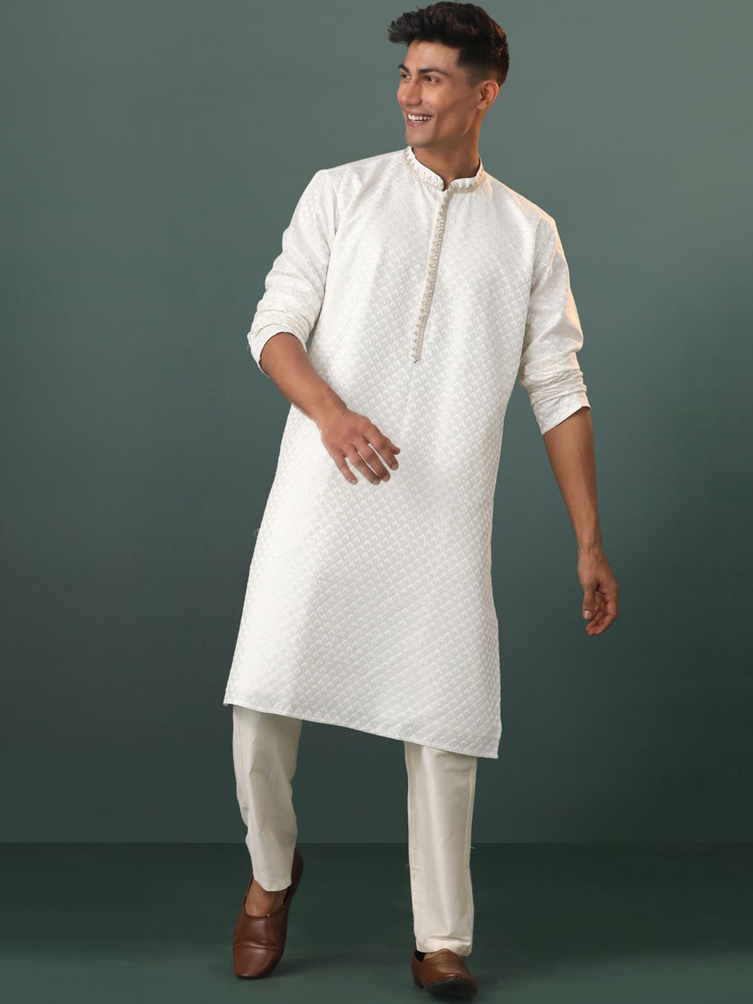 

VASTRAMAY Ethnic Motifs Embroidered Mandarin Collar Sequinned Kurta & Pyjama, Cream