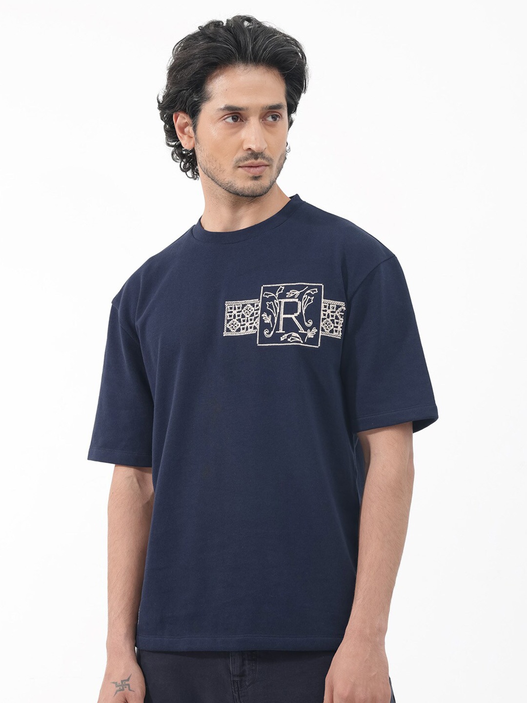 

RARE RABBIT Men Myro Typography Printed Oversized T-Shirt, Navy blue