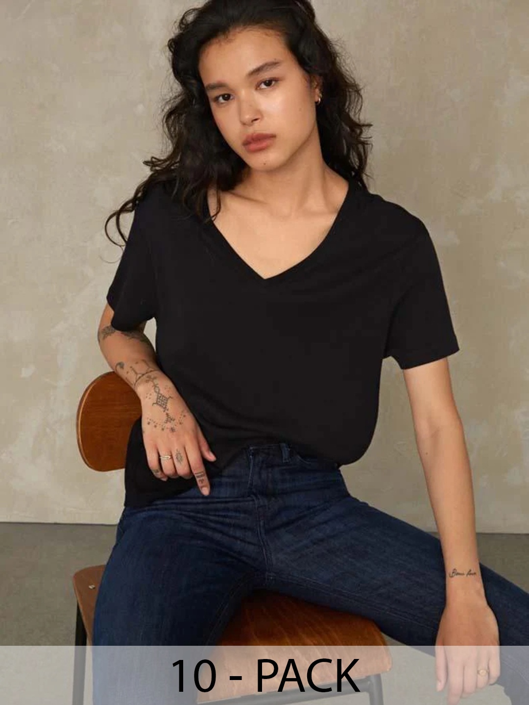 

COLOR CAPITAL Women 10 V-Neck Raw Edge T-shirt, Black
