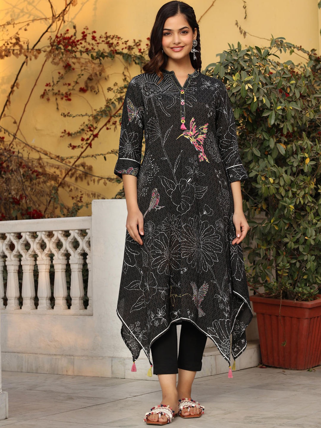

Juniper Floral Printed Mandarin Collar Three Quarter Sleeves Kurta, Black